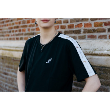 Australian t-shirt met witte schouder bies wit logo | zwart