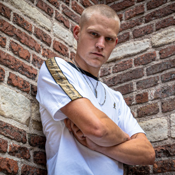 T-shirt australien avec passepoil doré aux épaules | blanc